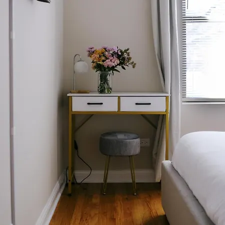 Apartment Sleeps 7 • Huge Projector • Designated Workspace *