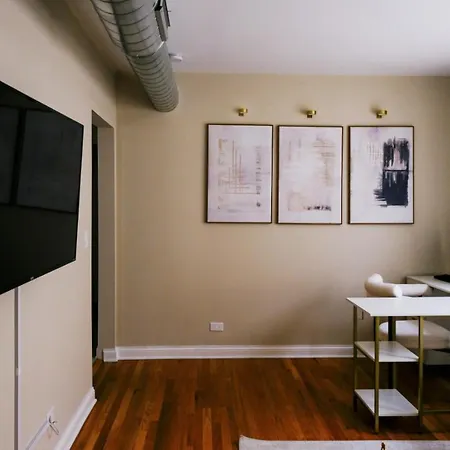 Apartment Sleeps 4 • New Modern 1br • Private Workspace Chicago