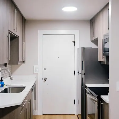 Apartment Modern • Safe Near O'hare *