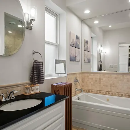 Elegant And Chic 2bed 2bath Steps From The Lake! Apartment *