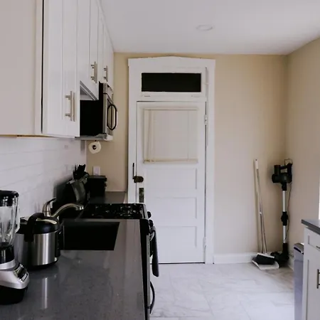 Sleeps 4 • New Modern 1br • Private Workspace Apartment Chicago