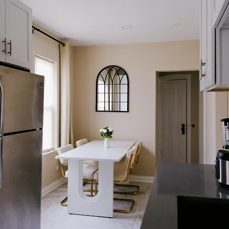 Sleeps 4 • New Modern 1br • Private Workspace Chicago
