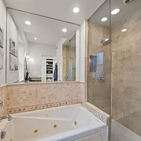 Elegant And Chic 2bed 2bath Steps From The Lake! Apartment *
