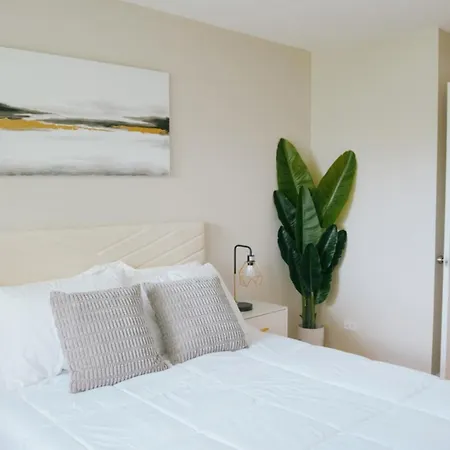 New Modern 3br • Gym • Workspace • Quiet Location Chicago