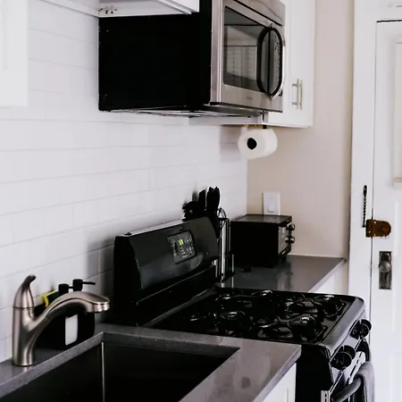 Sleeps 4 • New Modern 1br • Private Workspace * Chicago