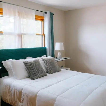 New Modern 3br • Gym • Workspace • Quiet Location Chicago