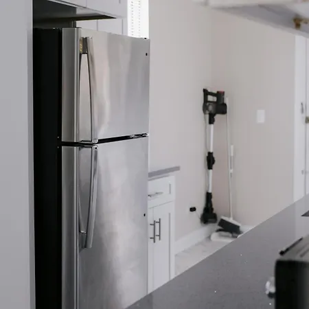 Apartment Sleeps 7 • Huge Projector • Designated Workspace