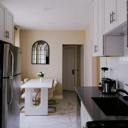 Sleeps 4 • New Modern 1br • Private Workspace Apartment