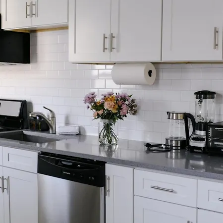 Sleeps 7 • Huge Projector • Designated Workspace Apartment Chicago