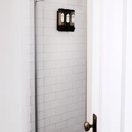 Sleeps 4 • New Modern 1br • Private Workspace Apartment *