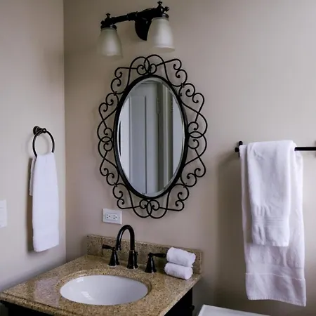 Sleeps 4 • New Modern 1br • Private Workspace Apartment *