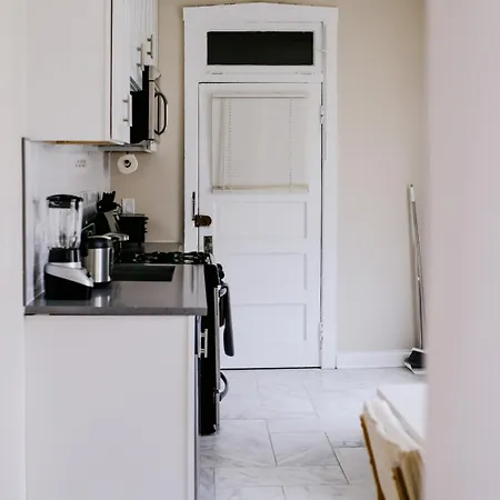 Sleeps 4 • New Modern 1br • Private Workspace Chicago