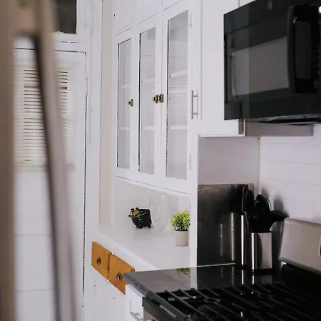 Apartment 2br Fitness Pad • Private Gym • Sleeps 7 *