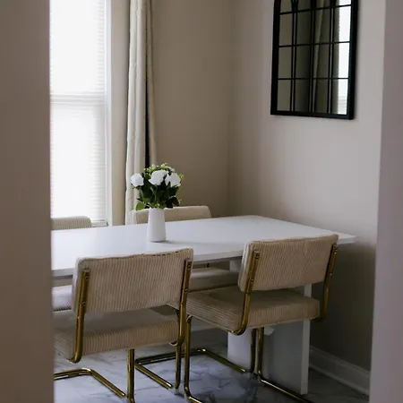 Sleeps 4 • New Modern 1br • Private Workspace Apartment