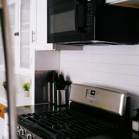 2br Fitness Pad • Private Gym • Sleeps 7 Apartment Chicago