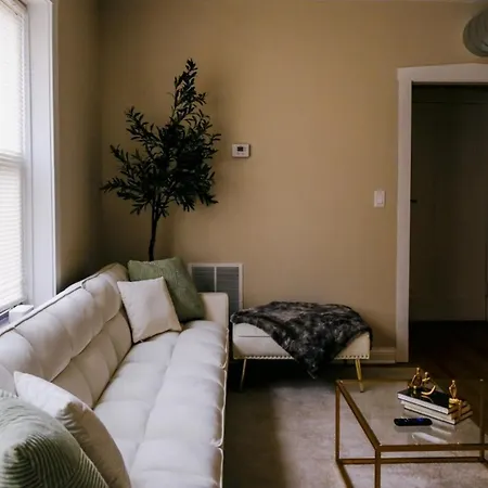 Sleeps 4 • New Modern 1br • Private Workspace Chicago