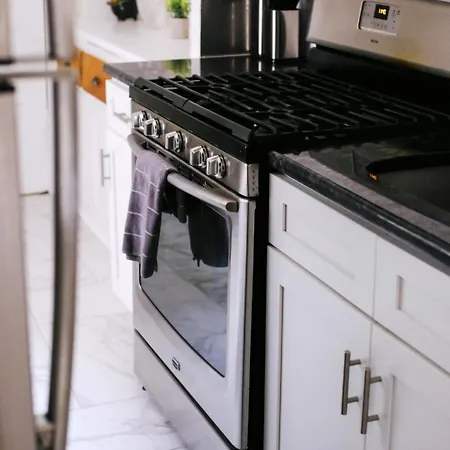 2br Fitness Pad • Private Gym • Sleeps 7 Apartment *