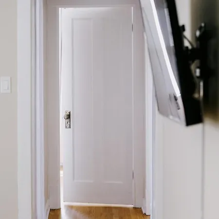 Apartment Sleeps 7 • Huge Projector • Designated Workspace *