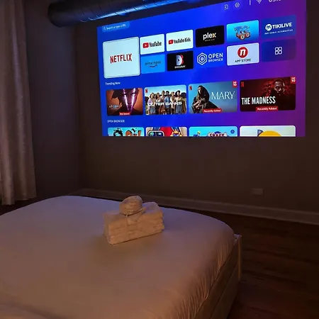 Apartment Sleeps 7 • Huge Projector • Designated Workspace Chicago