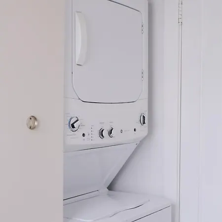 2br Fitness Pad • Private Gym • Sleeps 7 Chicago
