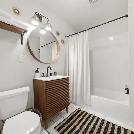 Wicker Park 1-br Walk To Train & Grocery Easy Downtown Access * Chicago