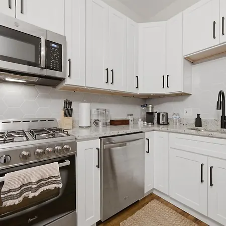 Apartment Wicker Park 1-br Walk To Train & Grocery Easy Downtown Access *