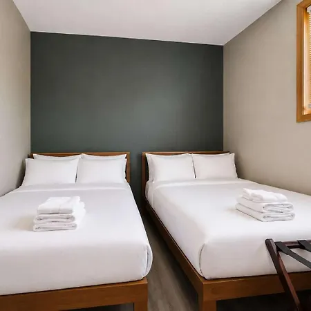 1 Free Parking Sleeps 10 Chicago