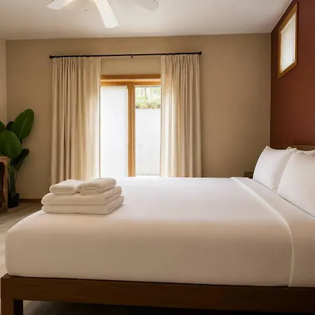 1 Free Parking Sleeps 10 Apartment Chicago