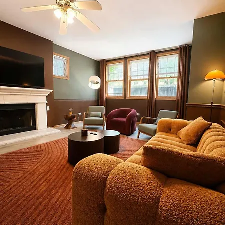 1 Free Parking Sleeps 10 Chicago