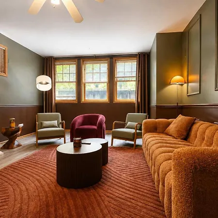 1 Free Parking Sleeps 10 * Chicago