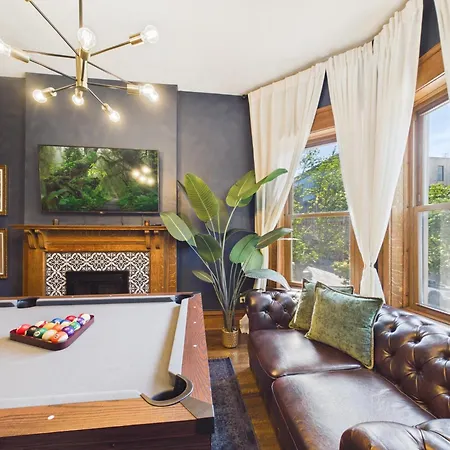 The Wrigleyville Art Deco Executive Garage Apartment