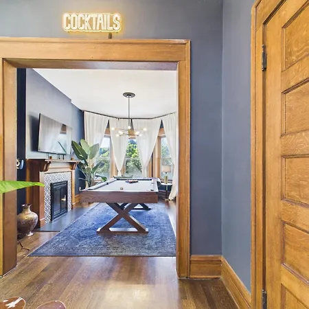 The Wrigleyville Art Deco Executive Garage Apartment Chicago