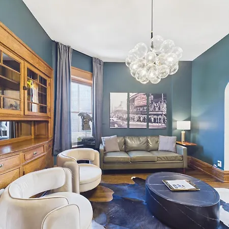 The Wrigleyville Art Deco Executive Garage Apartment *