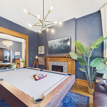 The Wrigleyville Art Deco Executive Garage Apartment