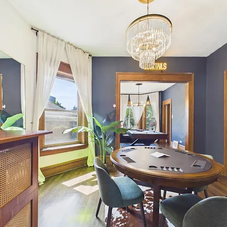 The Wrigleyville Art Deco Executive Garage Apartment *