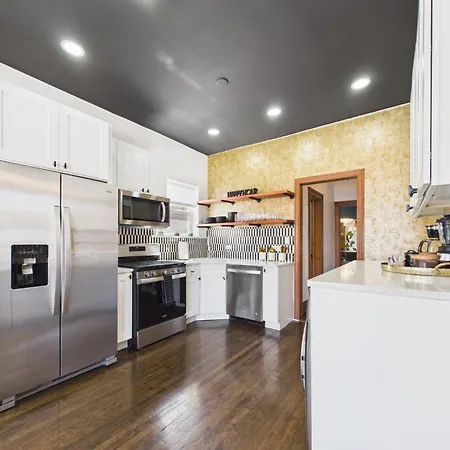 The Wrigleyville Art Deco Executive Garage Apartment Chicago