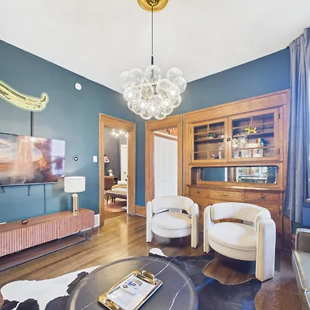 The Wrigleyville Art Deco Executive Garage Apartment