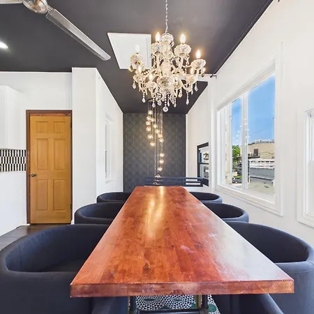 The Wrigleyville Art Deco Executive Garage Apartment *