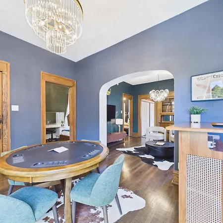 The Wrigleyville Art Deco Executive Garage Apartment Chicago