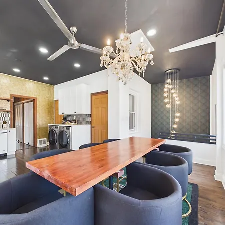The Wrigleyville Art Deco Executive Garage Apartment *