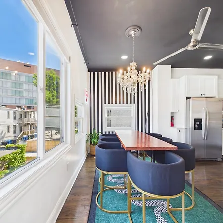 The Wrigleyville Art Deco Executive Garage Apartment Chicago