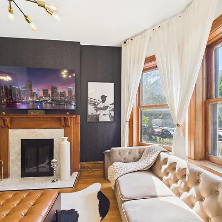 The Addison Art Deco Executive Retreat Garage Apartment *
