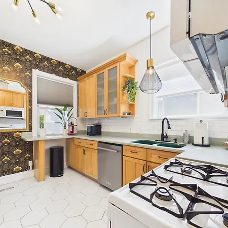 The Addison Art Deco Executive Retreat Garage Apartment Chicago