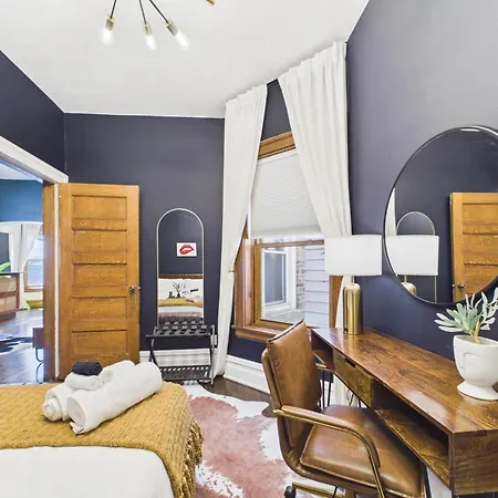 The Wrigleyville Art Deco Executive Garage Apartment Chicago