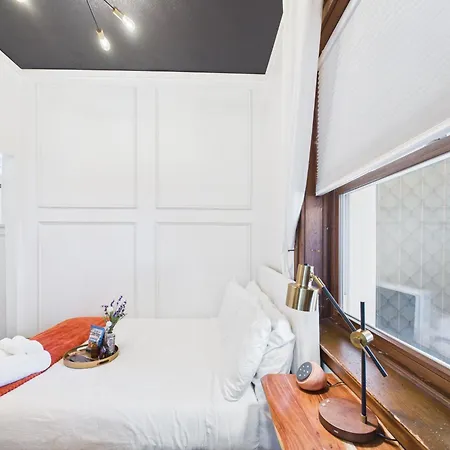 The Wrigleyville Art Deco Executive Garage Apartment *