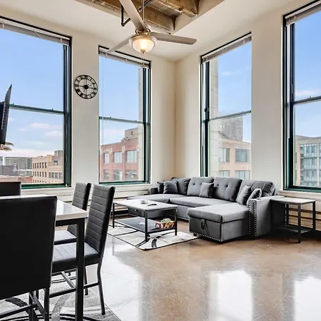 Apartment West Loop - Views With In & Out Parking 4 *