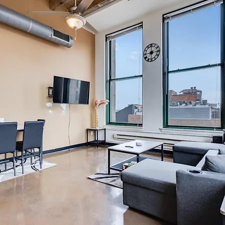 Apartment West Loop - Views With In & Out Parking 4