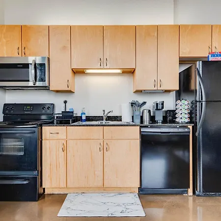 Apartment West Loop - Views With In & Out Parking 4 *
