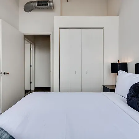 Apartment West Loop - Views With In & Out Parking 4 *