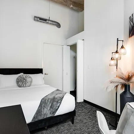 West Loop - Views With In & Out Parking 6 *